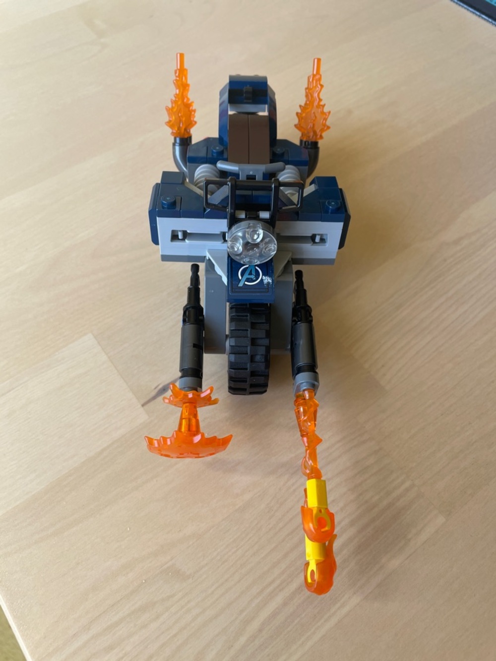 LEGO Set 76123 Captain America: Outriders Attack - Picture 3 of 8